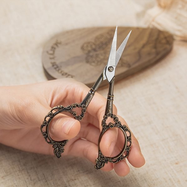 Personalized Vintage European Design Scissors with Engraved Wooden Magnetic Box for Embroidery Sewing Handcraft